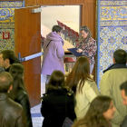 Opositores de enfermería esperan antes de entrar en las aulas en la Facultad de Derecho de la UVA.-ICAL