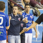 El entrendor del BM Atlético Valladolid da ordenes a Fernando en presencia del árbitro del partido-M. A. SANTOS