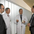 Los responsables médicos del Río Hortega, Rafael Sánchez, José Miguel García Vela y Manuel García Alonso con el consejero de Sanidad, Antonio Sáez-Ical