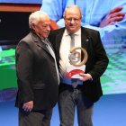 El consejero Gonzalo Santonja en la entrega del reconocimiento a Afedecyl, recogido por Gerardo García Alaguero, en los Premios Pódium de Castilla y León. / LOSTAU