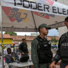 Soldados de la Guardia Nacional, durante un proceso de validación del partido Primero Justicia, el 18 de marzo, en Caracas.-Cristian Hernandez