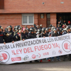 Concentración de la Plataforma de Bomberos Profesionales para censurar la privatización del servicio de Rescate de la Junta.-ICAL