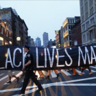 Un policía patrulla durante una protesta en apoyo del movimiento Black Lives Matter, en Nueva York, este sábado.-AFP / KENA BETANCUR