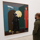 Un hombre contempla una de las obras de la exposición.-J. M. LOSTAU
