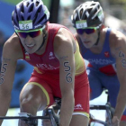 Mola, con el costarricense Chacón, en el sector ciclista del triatlón.-REUTERS / DAMIR SAGOLJ