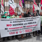 Concentración de trabajadores de la Residencia de estudiantes «Santiago».-EL MUNDO