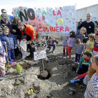 Profesores, padres y alumnos del Violeta Monreal de Zaratán ayer, plantan un árbol en el solar afectado.-J.M.LOSTAU