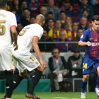 Coutinho conduce el balón ante Nzonzi y Mercado en el Metropolitano.-AFP / PIERRE-PHILIPPE MARCOU