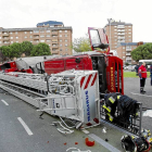 El camión de bomberos, con la escala de 38 metros volcado en José Luis Arrese.-J. M. Lostau