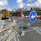 Las máquinas realizan obras en la calle de la Estación.-J. M. LOSTAU