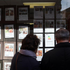 Una pareja mira los anuncios de una inmobiliaria en Valladolid-ICAL