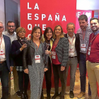 Ibán García (segundo izda.) e Iratxe García (cuarta izquierda) con Sánchez, Barcones y otros socialistas, ayer en Madrid.-E. M.
