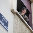 Concha Velasco junto a la placa de la calle que lleva su nombre-Pablo Requejo