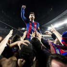 La foto de los 70 millones de visitas: Leo Messi se funde con la afición tras marcale al PSG-FCBARCELONA / SANTI GARCÉS