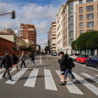 Gente cruzando en una calle de Valladolid en una imagen de archivo - J.M. Lostau
