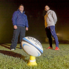 Gareth Griffiths, a la izquierda, (VRAC) y Sam Katz (El Salvador) posan entre la niebla de Pepe Rojo.-Miguel Ángel Santos
