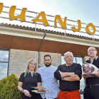 Eva, Kevin, Juanjo y José Manuel, en la puerta del restaurante Juanjo IIen el término municipal leonés de Villanueva de las Manzanas.-