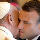 Macron saluda al papa Francisco en El Vaticano-AFP / ALESSANDRA TARANTINO