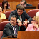 Los procuradores del PP Salvador Cruz (I), Manuel García (C) y María del Mar González, conversan durante el Pleno de las Cortes de Castilla y León-ICAL