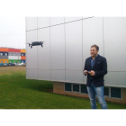 Tomás Castro maneja un dron en las instalaciones de Proconsi en León.-EL MUNDO