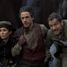 Noomi Rapace, Robert Downey Jr. y Jude Law, en 'Sherlock Holmes: juego de sombras'.-Foto: ARCHIVO