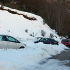 Varios coches permanecen aparacados a la entrada de la localidad berciana de Colinas del Campo de Martín Moro Toledano (León), debido a las placas de hielo-Ical