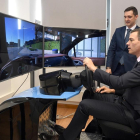 El presidente del Gobierno, Pedro Sánchez, prueba un simulador en el Instituto Tecnológico de Castilla y León (ITCL), junto a Carlos Catalina, responsable del departamento de Realidad Virtual y Aumentada del ITCL-ICAL