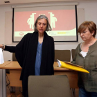 La secretaria confederal de Igualdad de UGT, Almudena Fontecha López (D), y la secretaria de Igualdad y Juventud de UGT Castilla y León, Nuria González (I), inauguran la jornada formativa 'Herramientas para combatir la brecha salarial'-ICAL