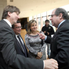 El presidente de la Junta de Castilla y León, Juan Vicente Herrera, saluda al alcalde de Soria, Carlos Martínez, junto a José María Crespo-Ical