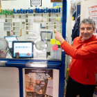 El lotero Vicente González en la administración El Roble de la calle Labradores de Valladolid. -PHOTOGENIC