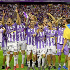 Los jugadores del Real Valladolid celebran el ascenso.-J.M. LOSTAU
