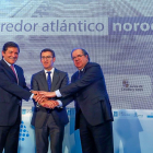 Fernández, Núñez Feijóo y Herrera cruzan sus manos en la ‘Cumbre’ de las comunidades del Noroeste.-ICAL