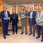 Antonio Sáez, Luis Arqüello, Óscar Puente, Carlos Fernández y José Antonio Otero, posan con ejemplares del libro.-ICAL