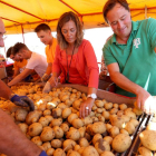 La consejera de Agricultura y Ganadería, Milagros Marcos, asiste a las labores de recolección de patata, en Carpio (Valladolid)-ICAL