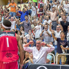 El público entregado a la magia de su jugador americano Wade-Chatman.-PABLO REQUEJO