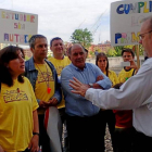 El consejero Fernando Rey charla a las puertas del Monasterio del Prado con el alcalde de La Cistérniga y los representantes de la Comisión Pro-Instituto.-El Mundo