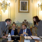El secretario del Ayuntamiento. Valentín Merino, conversa con Manuel Saravia, Óscar Puente y Ana Redondo antes de comenzar el Pleno.-Miguel Ángel Santos