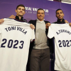 Toni y Anuar posan con las camisetas que reflejan el año final del nuevo contrato, junto a Gómez.-MIGUEL ÁNGEL SANTOS