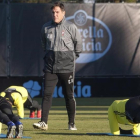 Eduardo Berizzo, durante el entrenamiento del Celta de esta martes en A Madroa.-EFE / SALVADOR SAS