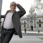 El humorista Leo Harlem en la plaza de la Universidad de Valladolid.-J. M. LOSTAU