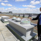 El arquitecto del edificio LUCIA explica algunas de las características energéticas de la azotea-El Mundo