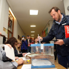 El candidato socialista a la Alcaldía de Valladolid, Óscar Puente, ejerce su derecho al voto-ICAL