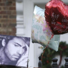 Recuerdos en la puerta de la casa de George Michael.-Tim Ireland