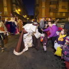 Los Reyes saludan a los niños que fueron a disfrutar del recorrido.-M. Á. SANTOS / PHOTOGENIC