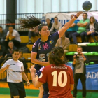 La recién incorporada lateral zurda chileta del BMAula, Valeska Lovera, lanza a portería ayer en Madrid.-VALENTÍN G. GARIBAY