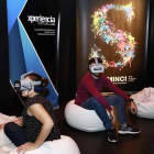 Dos espectadores visualizan una película en sus gafas de realidad virtual en el Teatro Zorrilla.-J.M. LOSTAU