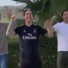 Sergio Ramos y dos amigos bailan la coreografía del ’tubo de escape’.-TWITTER
