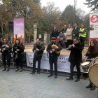 Un grupo de gaiteros en el acto de homenaje a las víctimas de tráfico en la Acera Recoletos.-E. M.