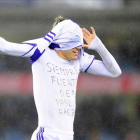 Juanmi se levanta la camiseta de la Real para mostrar el mensaje de homenaje a Pablo Ráez, este martes en Anoeta.-ANDER GILLENEA