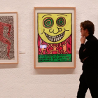 Un vistante observa algunas de las obras de Keith Haring que cuelgan en la Sala de Pasión hasta el 16 de febrero.-J. M. LOSTAU